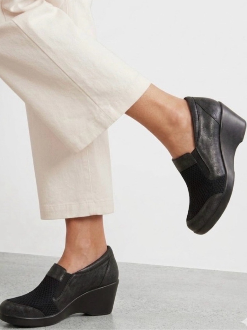 EUC Alegria Eryn Dream Fit Black Leather Elasticized SZ 7 Nursing work clog shoe